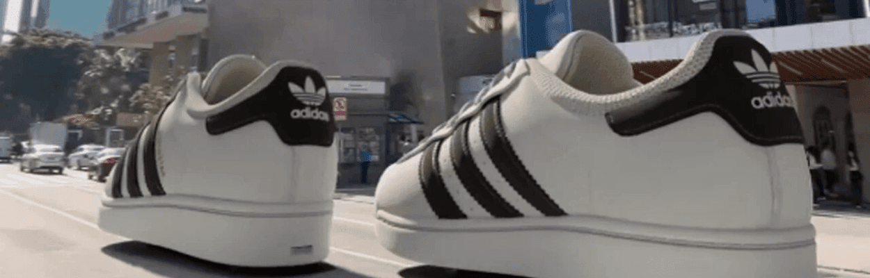 Fez de novo! Tênis gigante da adidas rouba a cena na Avenida Paulista, em SP