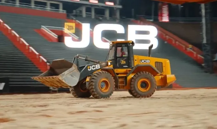 JCB estreia como patrocinadora da Festa do Peão de Barretos com atração "Dancing Diggers" e operações na arena