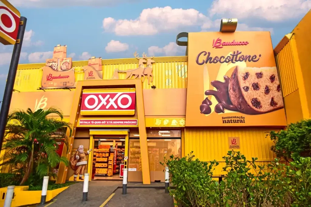Em ação de Natal, Bauducco transforma lojas Oxxo em panettones gigantes