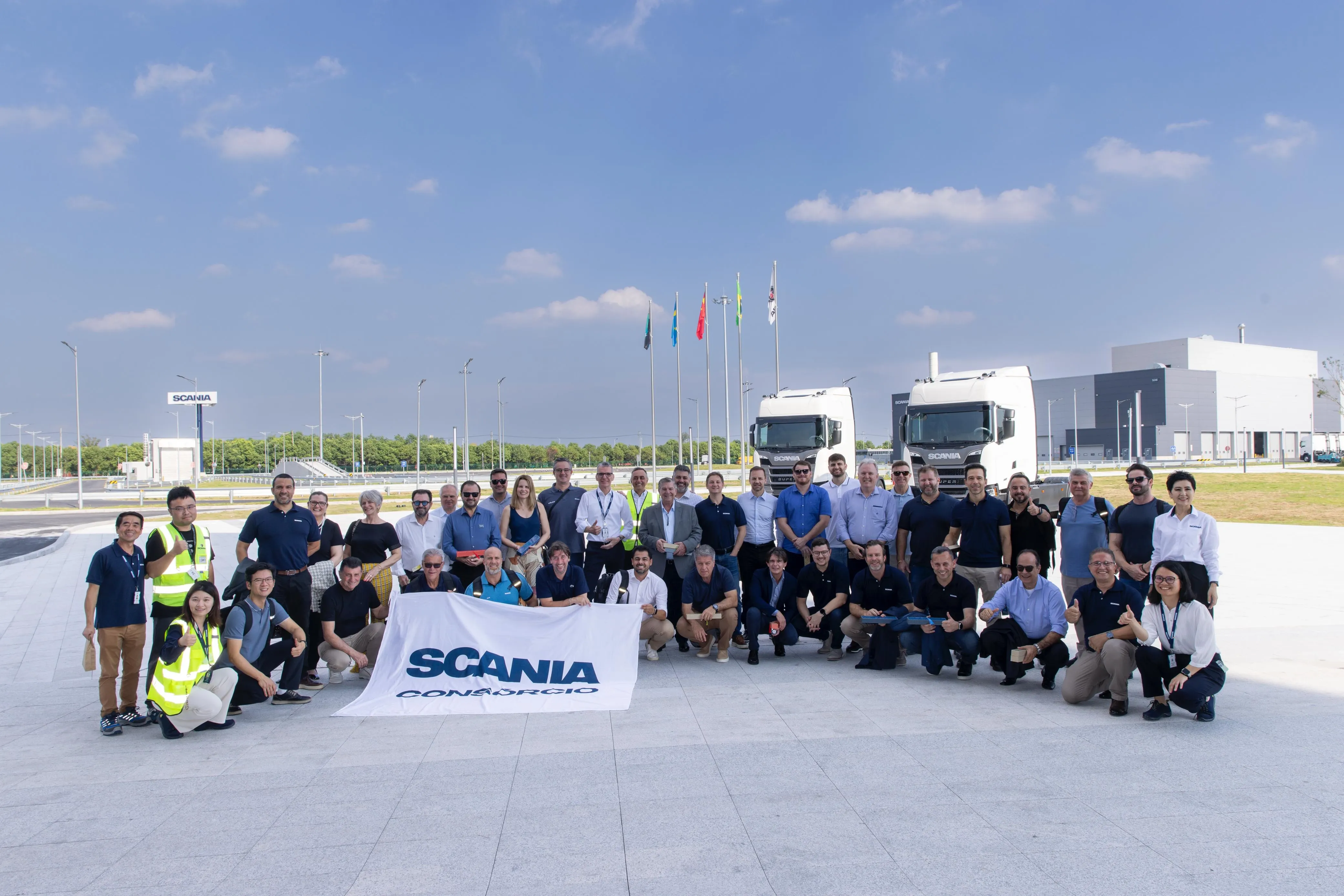 Scania leva clientes brasileiros para conhecer nova fábrica na China